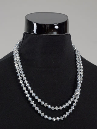 OFF#DLY Glasperlenkette fein silber auf einem Schaufensterpuppe, 50 cm lang mit 7 mm Glasperlen und 10% Metallanteil, präsentiert als modisches Accessoire.