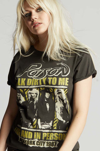 Eine blonde Frau trägt das Recycled Karma Talk Dirty to Me T-Shirt, inspiriert vom Poison NYC 1987 Konzert, mit Vintage-Säumen und geripptem Rundhalsausschnitt.