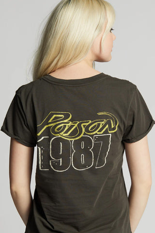 Frau trägt das Recycled Karma Talk Dirty to Me T-Shirt mit gelbem Text und Vintage-Grafik von Poison NYC 1987 Konzert.