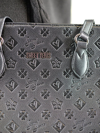 Sweet Years Shopper schwarz, ein großer schwarzer Shopper mit geprägtem Design, Zipper, Henkeln, verstellbarem Trageriemen und mehreren Innenfächern, ideal als modisches Accessoire.