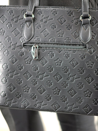 Sweet Years Shopper schwarz, ein großer schwarzer Shopper mit geprägten Designs, Zipper und verstellbarem Trageriemen. Ausgestattet mit zwei Innenfächern und einem Rückseitenfach mit Reißverschluss.