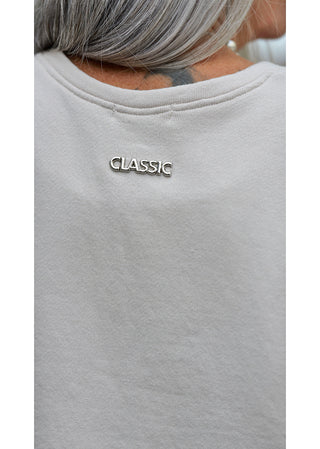 Nahaufnahme des Liv Bergen V Shirt dirty white, ein ärmelloses Oberteil mit V-Ausschnitt und 3D-Emblem auf dem Rücken, in leicht oversized Passform.