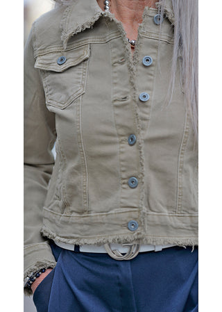 OFF#DLY Jacket Fiola beige im Nahaufnahme, zeigt Denim-Stil mit Knöpfen und Kragen. Schmaler, gerader Schnitt, geeignet für lässige Outfits, mit Gürtelakzenten und Texturdetails sichtbar.