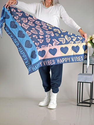 Person hält das OFF#DLY Tuch Happy Vibes navy/multi, ein Musselin-Dreieckstuch mit Print, Größe ca. 195x95 cm, aus 100% Baumwolle.
