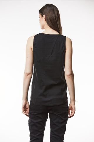 Thom Krom Tee WTS 562 black: Frau trägt ein schwarzes, geripptes Tank-Top mit lässiger Passform und abgerundetem Saum aus Feinripp-Material, ideal für modische, legere Outfits.