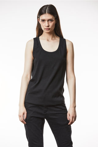 Frau trägt Thom Krom Tee WTS 562 black, ein geripptes Tank-Top mit lässiger Passform, abgerundetem Saum und Design-Nähten, aus 95% Baumwolle und 5% Elastan.
