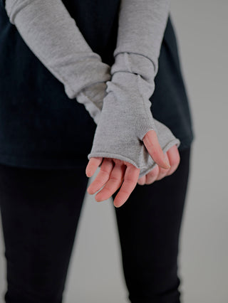 OFF#DLY Stulpe grau, getragen von einer Person. Die grauen Handschuhe haben lange Ärmel und sind aus Viskose, Nylon und Polyester gefertigt, ideal für modische Accessoire-Looks.