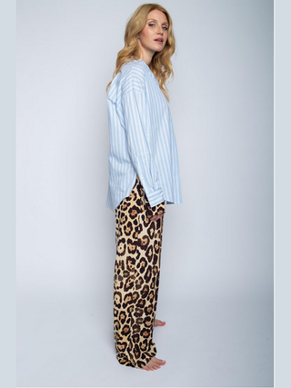 Emily Bluse blue tripes 8593-156544: Frau in gestreifter, oversized Shirtbluse mit V-Ausschnitt und Leo-Ärmelblende, aus weicher Baumwolle, zeigt lässigen Look.