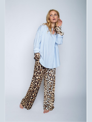 Emily Bluse blue tripes 8593-156544, eine oversized Hemdbluse mit Kragen und V-Ausschnitt. Auffällig durch Leoparden-Ärmelblende und Faltenfront, getragen von einer Frau mit blonden Haaren.