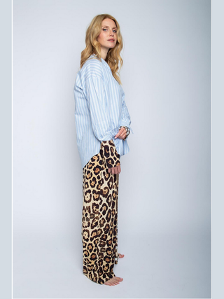 Emily Bluse blue tripes 8593-156544: Frau trägt gestreifte Oversize-Bluse mit V-Ausschnitt und Leo-Ärmelblende, betont durch Vorderfalte für Weitenspiel. Perfekt für einen lässigen Look.