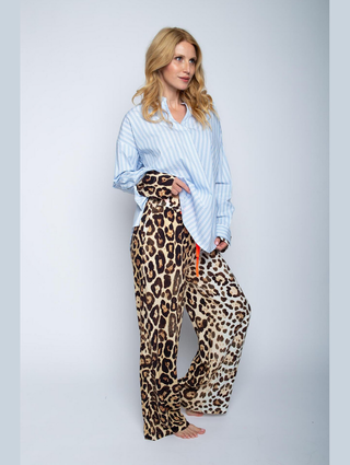 Emily Damenhose leo 8518-201410 aus lässiger Viskose, weites Bein, elastisches Bündchen mit Neon-Bindeband, seitliche Eingriffstaschen, getragen von einer Frau mit blau-weiß gestreiftem Oberteil.