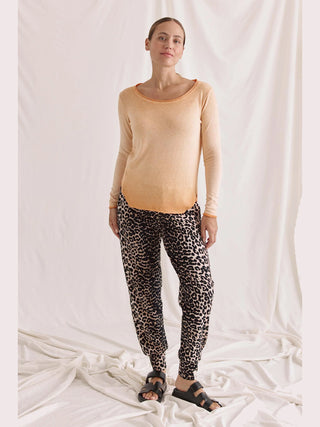 Frau trägt Cotton Candy Hose Lorna Multicolor, eine Leo-Sweathose mit seitlichen Taschen und gesmoktem Bund, passend in Größe S bei 1,70 m, aus 92% Baumwolle, 8% Elastan.