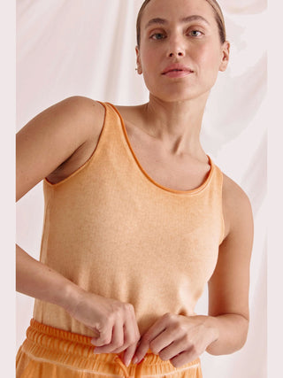 Cotton Candy Top Aurelia melon

Dieses gewaschene Top mit besonderem Saum bietet aufgrund der tollen Materialzusammensetzung einen besonders angenehmen Tragekomfort.

Größenempfehlung: Unser Model trägt bei einer Größe von 1,70 m die Größe S.
Passform: REGULAR
Stylename: Aurelia

Material: 48% Baumwolle 48% Polyester 4% Elastan
Pflegehinweis: maschinenwaschbar bei 30°C, nicht trocknergeeignet, mäßig heiß bügeln
