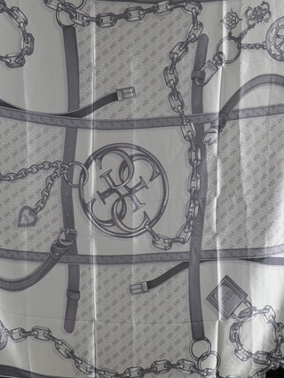 Guess Tuch Foulard BLA mit Ketten-, Gürtel- und Vorhängeschloss-Print sowie 4G-Logo, 125 x 125 cm, aus 100% Polyester. Nahaufnahme zeigt das detailreiche Muster des Schals.