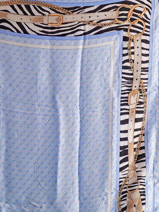Guess Zamira Foulard LBU, quadratisches Tuch aus Viskose mit auffälligem Animalprint und Gürteldetail, zeigt ein komplexes Muster auf feiner Textur. Maße: 130 x 130 cm.
