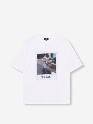 ALIX Polaroid Tee white, weißes T-Shirt mit einem unscharfen Bild eines gehenden Mannes als Artwork auf der Vorderseite, aus hochwertigem Jersey, in geradem Schnitt.