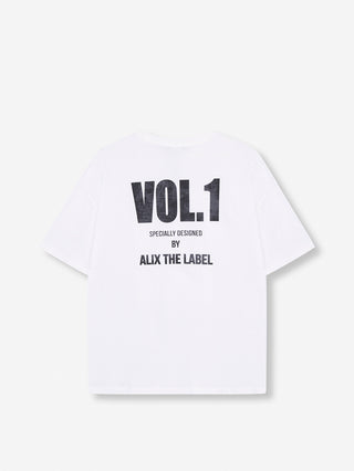 ALIX Polaroid Tee white, ein weißes T-Shirt mit schwarzem ALIX polaroid-Motiv vorne und VOLUME 1-Motiv hinten, aus hochwertigem Jersey, gerade Passform.