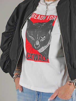 OFF#DLY Tee Ready white mit Katzenprint und Strasssteinen, getragen von einer Person mit schwarzer Jacke, bietet schmale Passform. Perfekt für Größen 38/40.