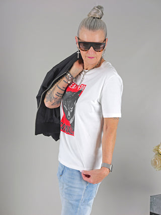Frau trägt das OFF#DLY Tee Ready White mit Katzenprint und Strassteinen, kombiniert mit Sonnenbrille.