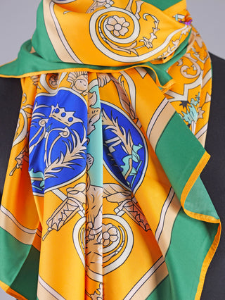 OFF#DLY Schal Horse green/orange auf einer Schaufensterpuppe, zeigt ein lebhaftes Muster aus Blau- und Grüntönen auf gelbem Hintergrund, aus weicher Viskose gefertigt, Größe ca. 130x130 cm.