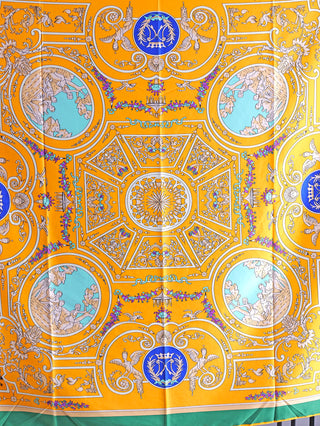 OFF#DLY Schal Horse green/orange: Gemustertes Tuch mit gelb-blauem Design und Kreis-Motiv auf Viskose. Größe ca. 130x130 cm.