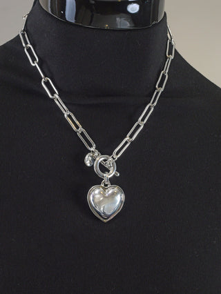 OFF#DLY Kette Herz silber auf einem Mannequin, zeigt eine glänzende Silberkette mit Herzanhänger. Hochglanzbeschichtetes Aluminium, Länge 47 cm, Gewicht 52,5 g, ideal als modisches Accessoire.