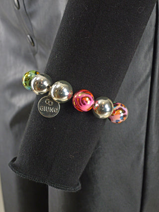 OFF#DLY Kugelarmband 15 mm multi Leo, ein Acrylarmband mit glänzenden Perlen im Leomuster und Silberkugeln, präsentiert auf schwarzer Oberfläche. Ein modisches Accessoire, Free Size, Gewicht 32 g.