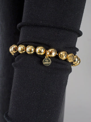 Das OFF#DLY Kugelarmband 7mm gold ist ein glänzendes, 7mm dickes Armband aus hochglanzbeschichtetem Aluminium, das frei in der Größe ist und etwa 34g wiegt.