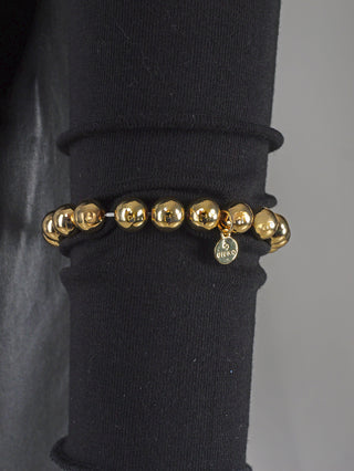 Ein glänzendes OFF#DLY Kugelarmband 7mm gold aus hochglanzbeschichtetem Aluminium, freigrößenverstellbar und elegant, ideal zum Tragen als schickes Accessoire.