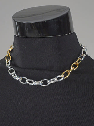 OFF#DLY Gliederkette gold/silber auf einem Mannequin, zeigt eine glänzende, gemischte goldene und silberne Kette mit 46,5 cm Länge aus hochglanzbeschichtetem Aluminium.