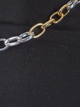OFF#DLY Gliederkette gold/silber, eine glänzende Kette aus Aluminium mit gold- und silberfarbenen Gliedern, liegt auf einer schwarzen Oberfläche. Länge: 46,5 cm, Gewicht: 64,7 g.
