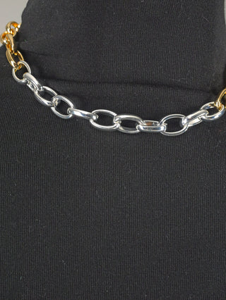 OFF#DLY Gliederkette gold/silber auf schwarzem Hintergrund, zeigt elegante, glänzende Kettenglieder in Gold- und Silberfarben, 46,5 cm lang, aus hochglanzbeschichtetem Aluminium, ideal als modisches Schmuckaccessoire.