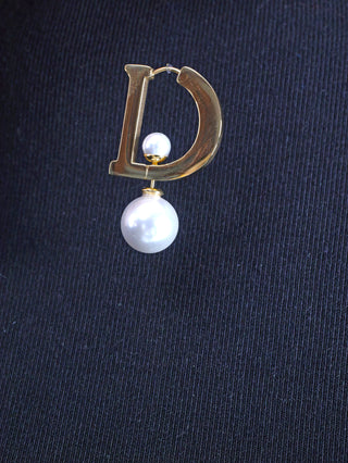 OFF#DLY Ohrschmuck Gold Perle: Ein einzelner goldener Ohrring in Buchstabenform D mit einer integrierten Perle, gefertigt aus Edelstahl, ideal als modisches Accessoire. Größe: 2,2 x 3,7 cm.