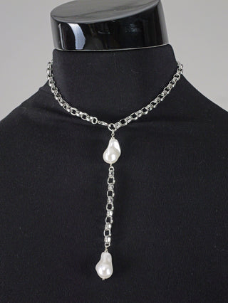 OFF#DLY Y Edelstahlkette m. Perlen auf einem Mannequin, silberfarbene Gliederkette mit Perlenanhänger, 41 cm, aus hochglanzbeschichtetem Kupfer, Gewicht 32 g.
