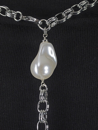 Nahaufnahme der OFF#DLY Y Edelstahlkette m. Perlen, silberfarbene Gliederkette mit glänzenden Kupfer- und Perlenakzenten, 41 cm Länge und 32 g Gewicht, ideal als modisches Accessoire.