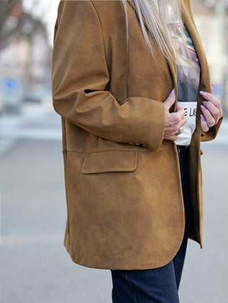 OFF#DLY Blazer Lin braun, ein stylischer Longblazer aus Kunstleder mit Wildlederoptik, sichtbaren Taschen und Knöpfen. Leicht oversized und gerade geschnitten, wie von einem Model getragen.