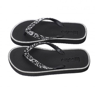 Moo ílo Flipis ANNA black: Elegante schwarze Flip-Flops mit funkelnden Strasssteinen, die ein flexibles und komfortables Barfußgefühl bieten. Ideal für stilvollen Tragekomfort und langlebige Qualität.