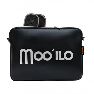 Moo ílo Flipis ANNA black Tasche, schwarze Tasche mit weißem Text, Nahaufnahme zeigt Details und weißen Punkt. Designed für maximalen Komfort, in limitierter Auflage, ideal für den täglichen Gebrauch.
