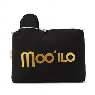 Der Moo ílo Bandage black Schuh zeigt ein minimalistisches Design mit einer dicken, flexiblen Sohle. Die Flip-Flops bieten hohen Tragekomfort und sind in einer hochwertigen Neopren-Clutch verpackt.