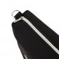 Nahaufnahme des Moo ílo Bandage black, einer eleganten Clutch aus Neopren mit sicherem Reißverschluss, ideal zum Verstauen der hochwertigen, bequemen Mooílo Flip Flops.