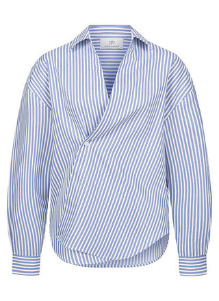 Gitta Banko Anastasia B Striped: Asymmetrische Einknopfbluse mit blauen und weißen Streifen, gerade geschnitten, mit Kragen und Knopfdetails, aus 100% Baumwolle.