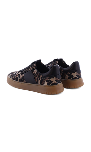 Kennel & Schmenger GAZ Leo Silk Nappa Sneaker mit raffiniertem Materialmix aus Leo Satin und Nappaleder, profilierter Gummisohle und runder Zehenkappe, bietet eine moderne Optik und hohen Tragekomfort.