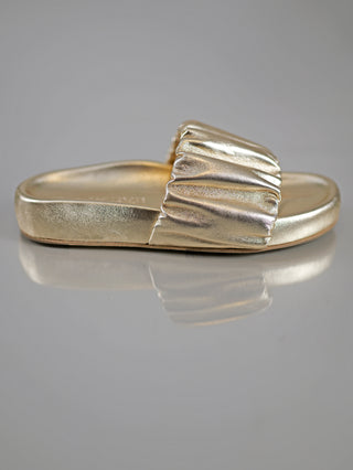 Kennel & Schmenger SODA Nappa gold: Elegante Pantolette aus goldenem Nappaleder mit komfortablem Fußbett auf weißem Untergrund, ideal für entspannte Sommerlooks.