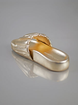 Kennel & Schmenger SODA Nappa gold: Elegante goldene Pantolette aus Nappaleder auf weißem Hintergrund, mit komfortablem Fußbett und 30 mm Plateau. Ideal für entspannte Sommerlooks.