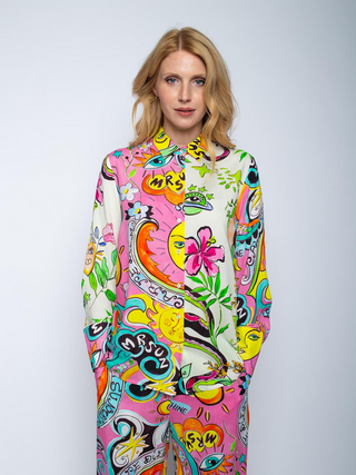 Emily Bluse 8503-154551 pink comic: Frau in bunter, gemusterter Patchbluse mit Hemdblusenkragen und langen Ärmeln. Multicolor-Druck auf Viskose sichtbar, getragen von Model mit blonden Haaren.