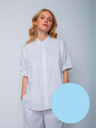 Frau in weißem Hemdbluse, Emily Bluse 4890-154971 lightblue, mit modernem Halbarm und Knopfleiste. Lockere Oversize-Passform aus Baumwolle-Elastan-Mischung. Passform: Gerade. Model: 1,73m, Größe 36.