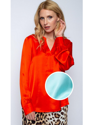 Emily Bluse aqua 156100, getragen von einer Frau in roter Bluse und blonden Haaren, mit Rundhals und offenem Kantenblenden, Halbarm aus Viskose Satin.