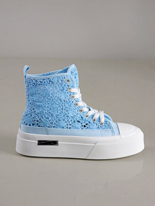 OFF#DLY Sneaker San Diego blue, ein blauer High-Top-Schuh aus Baumwolle mit weißen Schnürsenkeln und 4 cm hoher Plateausohle aus Gummi, ideal für lässige Sommeroutfits.