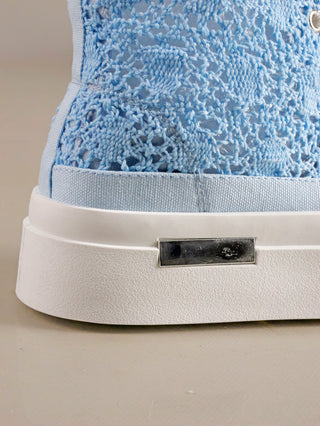 OFF#DLY Sneaker San Diego blue, Nahaufnahme eines blauen Hi Top Sneakers aus Baumwolle mit Plateausohle, zeigt feine Strickdetails und Gummisohle. Perfekt für den Sommer, größengetreu.