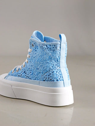 OFF#DLY Sneaker San Diego blue: Blauer Hi Top Sneaker aus Baumwolle mit weißer Plateausohle. Detailreiche Nahaufnahme des Schnürschuhs zeigt das gestrickte Stoffmuster und die 4 cm hohe Gummisohle.